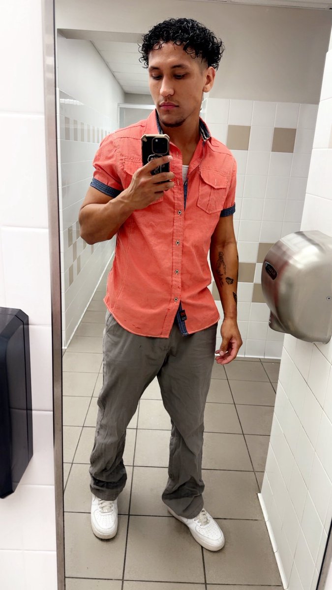 hey theres no one else in the bathroom what do you wanna do?😼