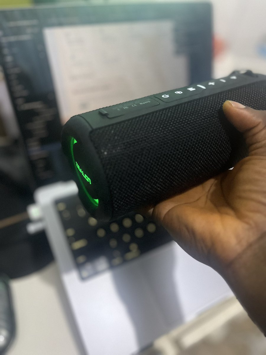 Design_Pope's tweet image. Remote product designers: too much sugar = fake energy. Too many energy drinks = messy crash. Clarity &amp;gt; caffeine.