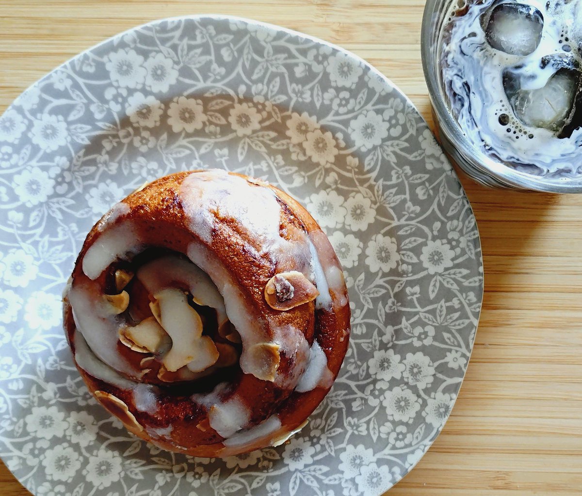 今日のお昼ご飯は昨日買ってきたシナモンロール。いただきます🙏
