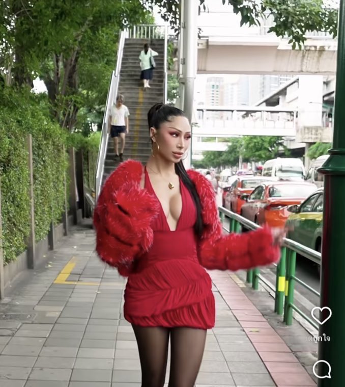 jeangeannn's tweet image. ไปเห็นแคมเปญนี้มา Paint The Town Red เมืองนี้จะมีแต่สีแดง bioactive เค้าทำถึงจริงนะ เล่นใหญ่เว่ออออ ใหญ่ที่ว่า เห็นทุกที่ เห็นจนหลอน นี่ชีฟลุ๊คก็เอาด้วย แล้วเริ่ดอ่ะ สวยเยี่ยวมาก ❤️ #PaintTheTownRed #BioActivePainttheTownRED
#BioActiveREDchallenge