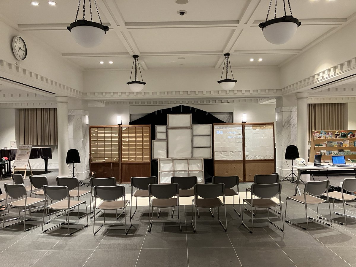 tetuK60's tweet image. 『鯨生』の豊岡演劇祭も最終ステージです❣️
旧豊岡市役所庁舎「稽古堂」ロビーでの上演です‼️モダンな空間にも『鯨生』は似合います。。。