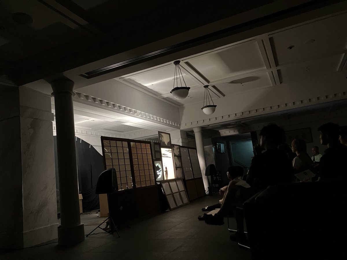 tetuK60's tweet image. 『鯨生』の豊岡演劇祭も最終ステージです❣️
旧豊岡市役所庁舎「稽古堂」ロビーでの上演です‼️モダンな空間にも『鯨生』は似合います。。。