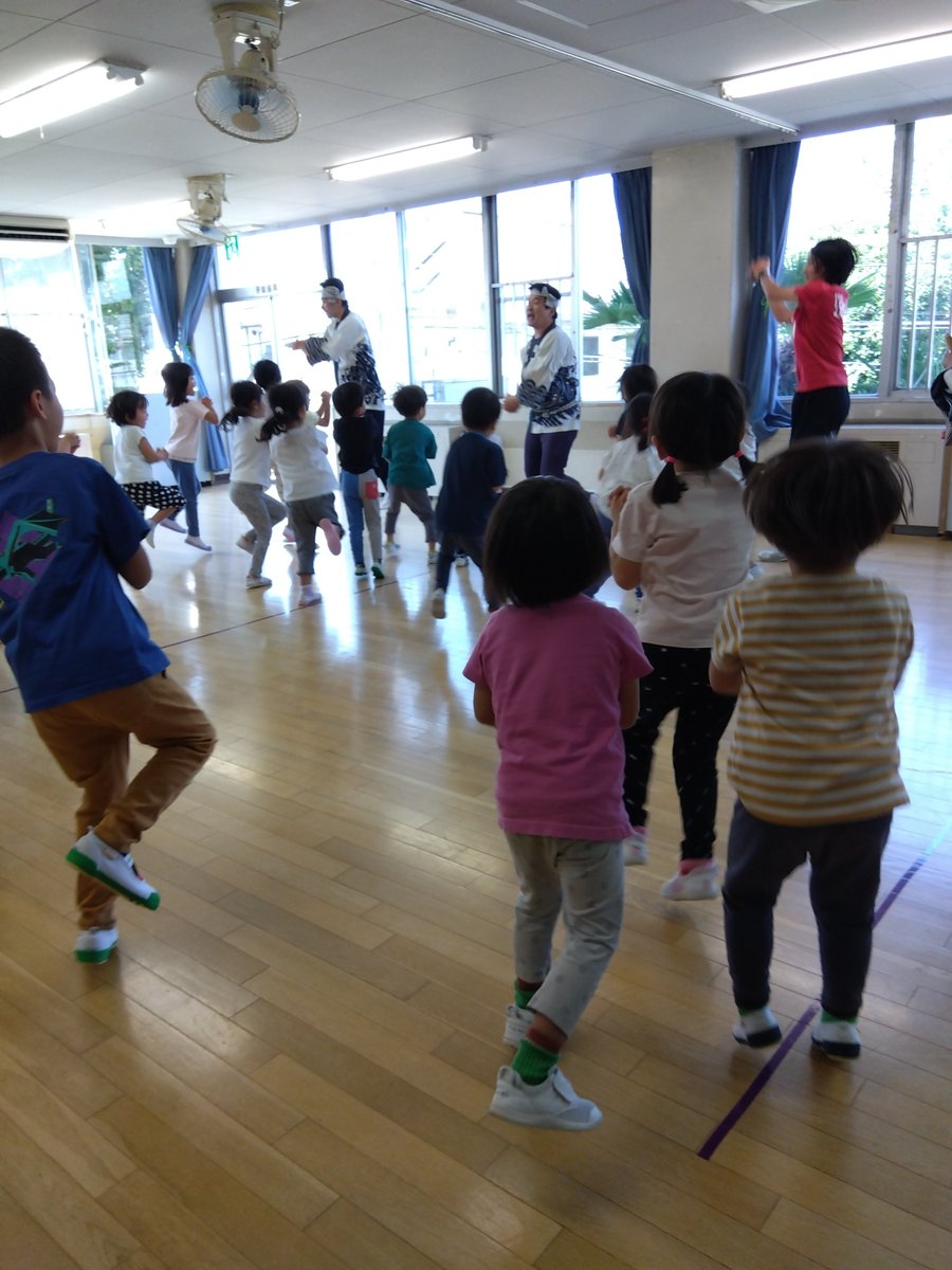 m_senkawa's tweet photo. 荒馬座さんが来てくれて本物の荒馬踊りを体験しました。太鼓の音や躍動感の踊りにみんな釘付けでした。その後は年長さんのワークショップを中心に踊り方を教えてもらいました。ほめてもらい、心も体も解放されてとても嬉しく、夢中になって、楽しんでいました。 https://t.co/Z2FSUsM2Fj