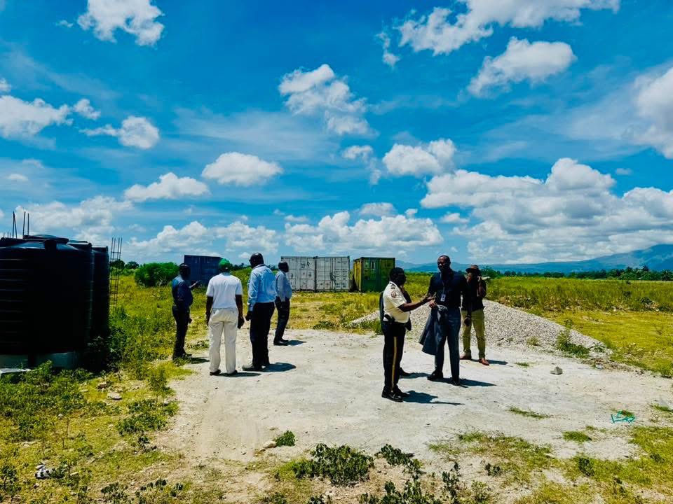 𝗟𝗲𝘀 𝗖𝗮𝘆𝗲𝘀, 𝗹𝗲 𝟭𝟱 𝘀𝗲𝗽𝘁𝗲𝗺𝗯𝗿𝗲 𝟮𝟬𝟮𝟱 – En mission dans le Département du Sud, le Ministre des Travaux Publics, Transports et Communications, l’ingénieur Raphaël Hosty, accompagné de son Directeur de Cabinet, a entamé ce lundi une tournée de suivi des