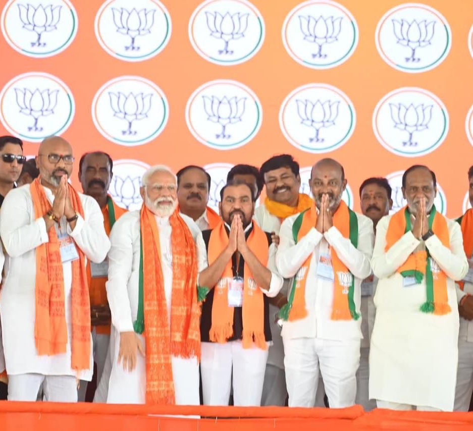 SrinivasGomase's tweet photo. దేశమే దేవాలయం అన్న భావనతో దేశాన్ని విశ్వగురువుగా మార్చేందుకు అహర్నిశలు కృషి చేస్తున్న మా నరేంద్ర మోడీ గారికి హృదయపూర్వక జన్మదిన శుభాకాంక్షలు!!💐💐💐
పెద్దపల్లి పార్లమెంట్ బీజేపి కంటెస్టెడ్ అభ్యర్ధి 
*శ్రీనివాస్ గోమాసే గారు* #HappyBdayPMModi #Modiji @BJP4Telangana @BJP4India https://t.co/0zo5ZsNqhO