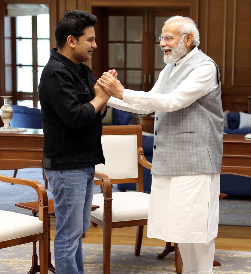 manojmuntashir's tweet photo. 370, 3 तलाक़, श्री राम मंदिर,
एक महागाथा जैसे जीवन से सिर्फ ये  तीन पन्ने भी चुन लिए जाएँ, 
तो हम श्री @narendramodi के सदैव ऋणी रहेंगे.

भारत के सबसे यशस्वी प्रधानमंत्री को जन्मदिवस की अशेष शुभकामनाएँ!

#NarendraModi #HappyBirthdayModiji #MeraDeshPahle https://t.co/ZLxtnASBuU