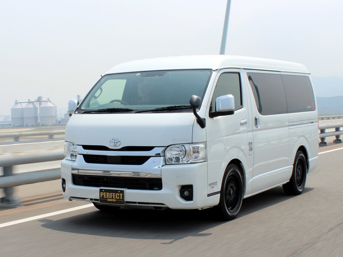 🚐✨待望の新作リリース✨
ハイエースワゴン2WD用 パーフェクトダンパー

当初8月発売予定でしたが、より高い完成度を求めて徹底的に磨き上げ、
この度ついに発売開始となりました！

「もっと快適に」「もっと安心した走りを」――
大切なご家族や仲間を乗せるハイエースだからこそ、
