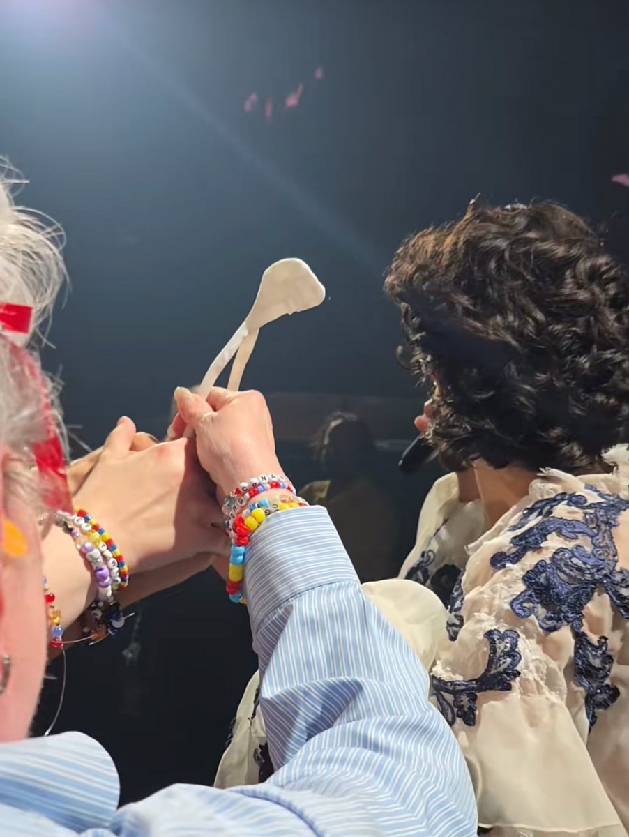 SHE GOT THE WISHBONE 😭😭😭🤍 such a wholesome ending. i hope she had the greatest night 🥹🥹🥹