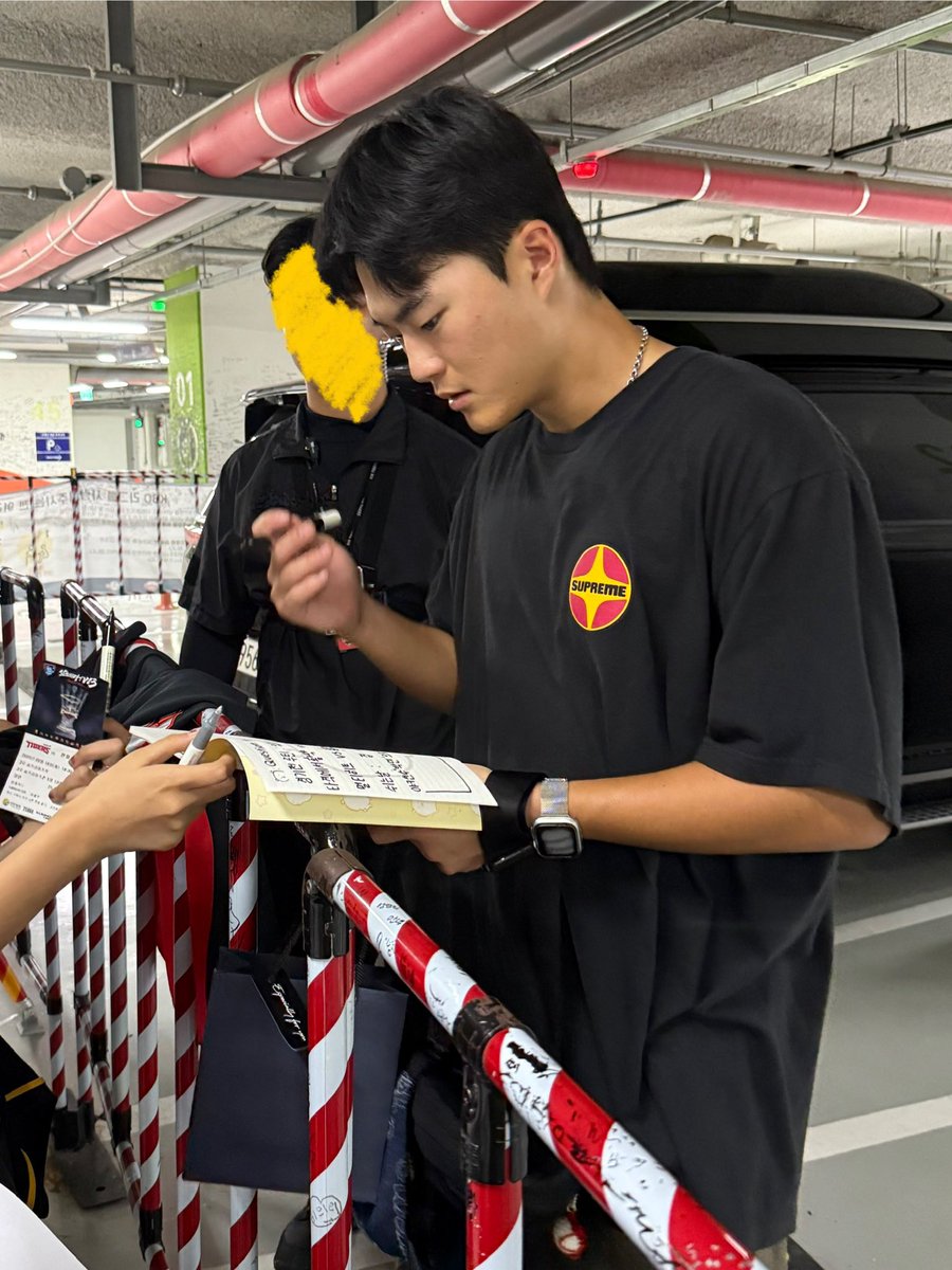 sexy min.. 어제 퇴근길도 싸인 다 해주고 가심..😭