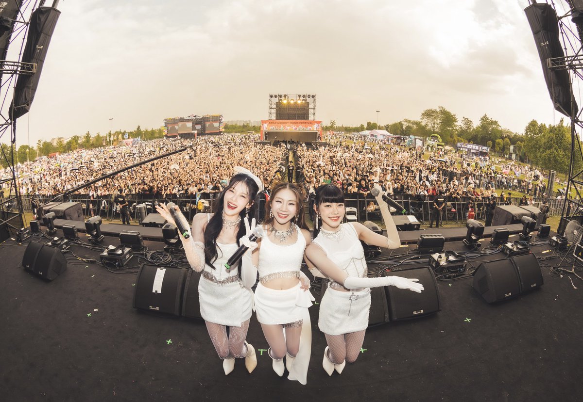 เดี๋ยวนะ นี่เราไปอยู่ในมาถึงเพิ่งรู้ว่า PiXXiE ไปงาน Strawberry Music Festival ที่จีน มาแล้วถึง 2 ครั้งในปีเดียวกัน ละคนเยอะมากกกก ปีนี้จะมีไปงานไหนที่ต่างประเทศอีกไหมนะ เห็นพี่โดมบอกว่ามีโปรเจคต์ที่ทำร่วมกับค่ายเพลงญี่ปุ่น ใครก็ได้สปอยอะไรออกมาที
#PiXXiE #StrawberryMusicFestival