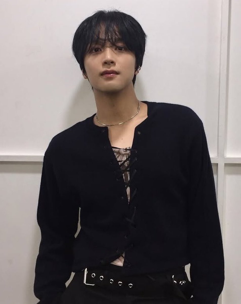 เข้าทวิตทีเห็นเกาหลีหวีดภาพนี้กันไม่ซ้ำ แต่ไวบ์ภาพนี้ดีจริง สายตาตอนมองกล้อง ริมฝีปากเหมือนจะอมยิ้มนิดๆ สร้อยที่คอ ท่าโพส คือรวมๆ แล้วก็น่าอวยอะ 555555555 หน้าตาดีจังน้อ