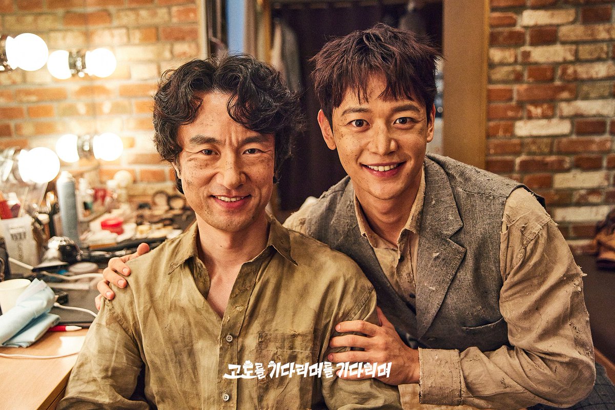 parkcompany1's tweet image. [#고도를_기다리며를_기다리며]
첫공 사진 📸

#김병철 에스터👞
#최민호 밸 ☕
#신혜옥 로라 🎧

-
연극 &amp;lt;고도를 기다리며를 기다리며&amp;gt;
𝟮𝟬𝟮𝟱. 𝟵. 𝟭𝟲. - 𝟭𝟭. 𝟭𝟲.
예스24스테이지 3관