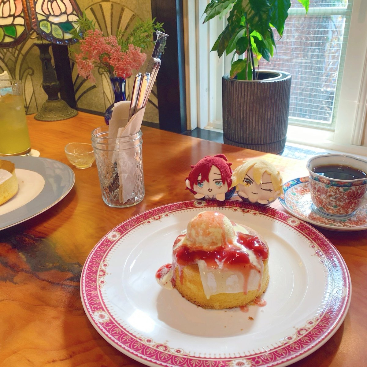 おばさん二人カップルシートで横並びでお茶してるもち