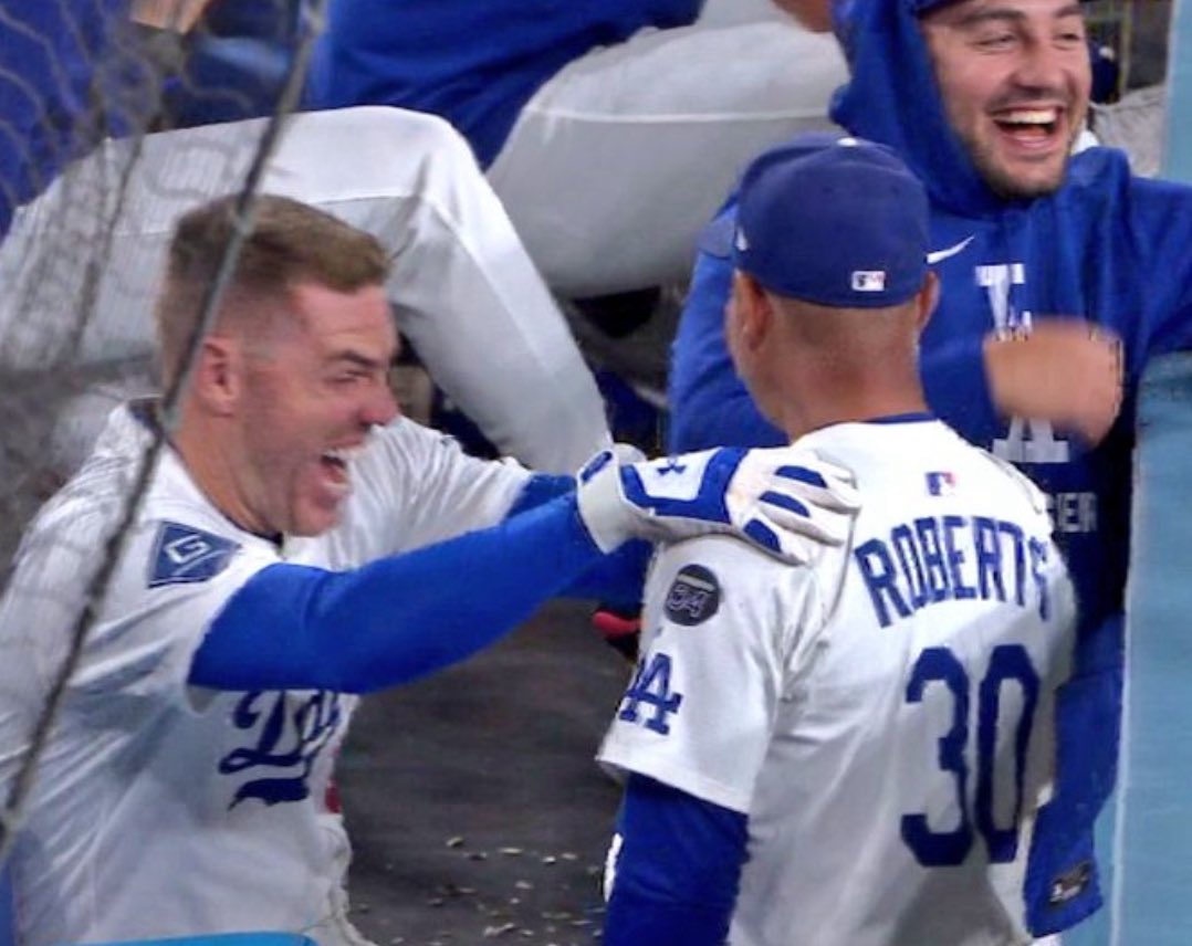 大谷翔平は5回で交代となりました👏

なお、ロバーツ監督が交代の話を大谷に持ちかけるも、大谷に拒まれ困惑するロバーツ監督

それを見て大爆笑するフリーマンw