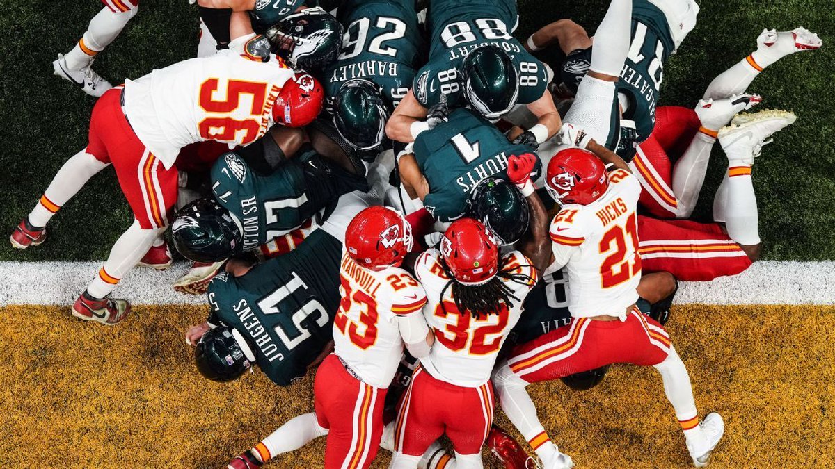 ¡El "tush push" de los Eagles sigue sorprendiendo! 👏🚀 ¿Crees que otros equipos deberían adoptarlo? Comparte tu opinión. #AldherNFL #NoticiasNFL