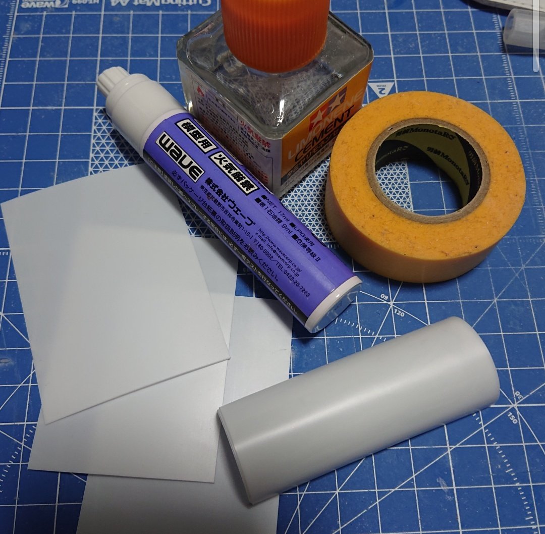 ICHI86026918's tweet image. プラ板を使ってお手軽に曲面パーツを作る方法。

3mmプラ板を切り出して、適当な円筒物にマステで固定。
(写真では小さいスプレー缶を利用)

タミヤセメントを塗ってプラ板を三層にしてマステで固定。
しっかり乾燥させると曲面に固定されるので、後はお好みで追加工。

#プラ板工作例