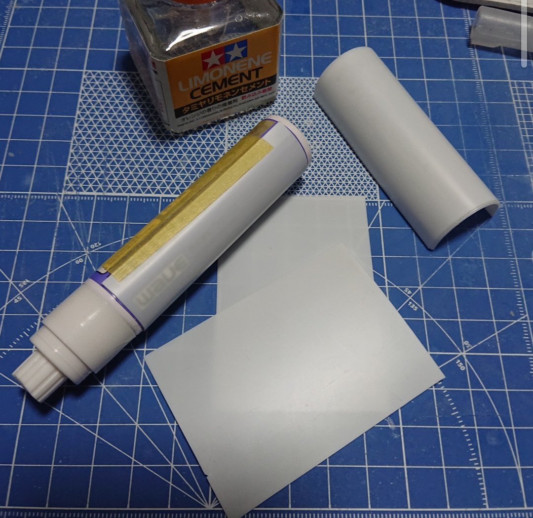 ICHI86026918's tweet image. プラ板を使ってお手軽に曲面パーツを作る方法。

3mmプラ板を切り出して、適当な円筒物にマステで固定。
(写真では小さいスプレー缶を利用)

タミヤセメントを塗ってプラ板を三層にしてマステで固定。
しっかり乾燥させると曲面に固定されるので、後はお好みで追加工。

#プラ板工作例