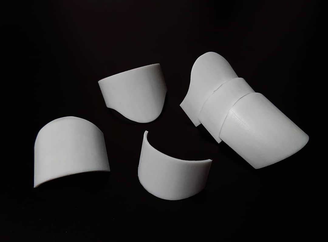 ICHI86026918's tweet image. プラ板を使ってお手軽に曲面パーツを作る方法。

3mmプラ板を切り出して、適当な円筒物にマステで固定。
(写真では小さいスプレー缶を利用)

タミヤセメントを塗ってプラ板を三層にしてマステで固定。
しっかり乾燥させると曲面に固定されるので、後はお好みで追加工。

#プラ板工作例