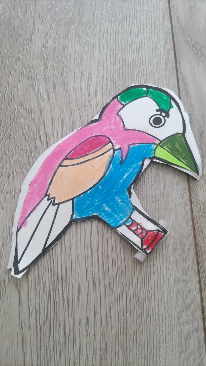 【手放し218個目】
息子さんが小学校で作ってきた作品。
輪ゴムを通して遊ぶおもちゃみたい🤭
お絵かき苦手だけど、彼なりに少しずつ丁寧に塗れるようになってきている！！
成長を感じました😄
成長を感じつつそっと手放します！
#1日1捨　#小学校の作品