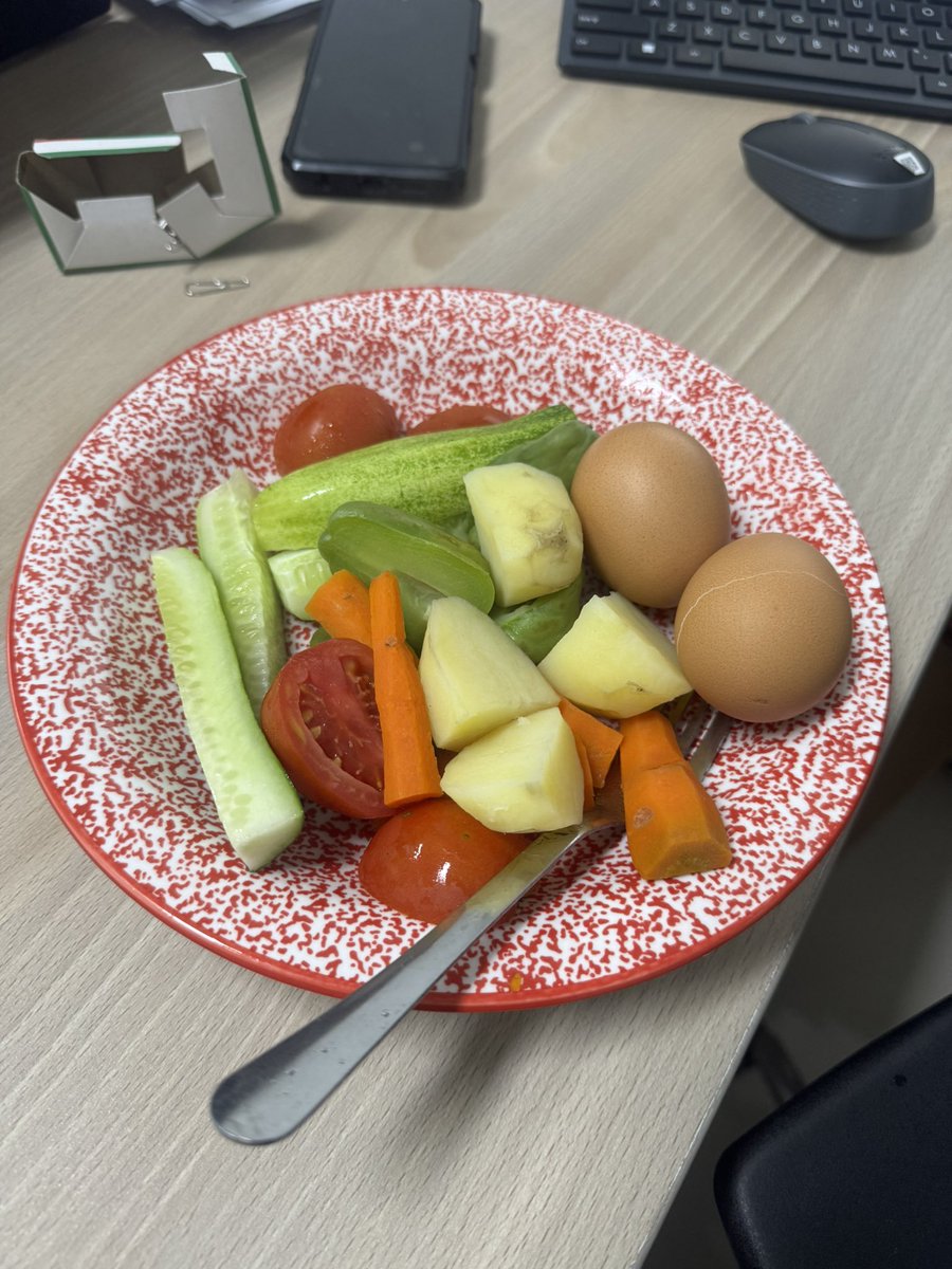 Minggir aku mau sarapan.