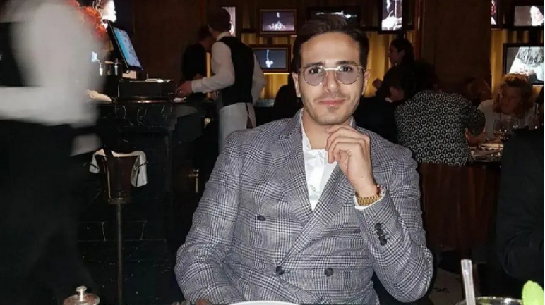 h_conexion's tweet photo. 🔴 #PorSiNoLoViste | ¡Cayó el estafador de #Tinder! 🚨#SimonLeviev, cuya historia inspiró el documental #TheTinderSwindler de #Netflix, fue detenido en el Aeropuerto de #Batumi, #Georgia, tras una operación con #Interpol. 🌍✈️ Haz clic y descubre más👇
https://t.co/tOELKASTe1 https://t.co/NPjzhGZDYn
