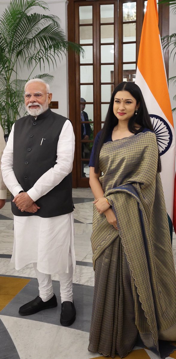 IMinakshiJoshi's tweet image. अंग्रेज़ी में एक कहावत है “ first impression is the last impression ” आप पहली मुलाक़ात में किसी व्यक्ति को कैसा महसूस कराते हैं , वह इस अनुभव को हमेशा याद रखता है । प्रधानमंत्री नरेंद्र मोदी से मिलने का पहला अनुभव वैसा ही था । लोकसभा चुनाव २०२४ ,काशी में नॉमिनेशन फाइल करने के बाद…