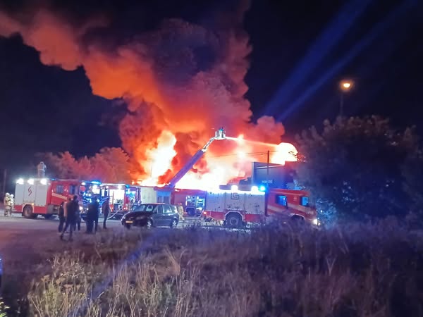cuprwarszawa's tweet image. 🔥 Ogromny pożar hali w Czeladzi! 20 zastępów PSP na miejscu. Przypominamy groźby Natalii Panczenko o podpaleniach w Polsce. 

#Pożar #Czeladź #Bezpieczeństwo