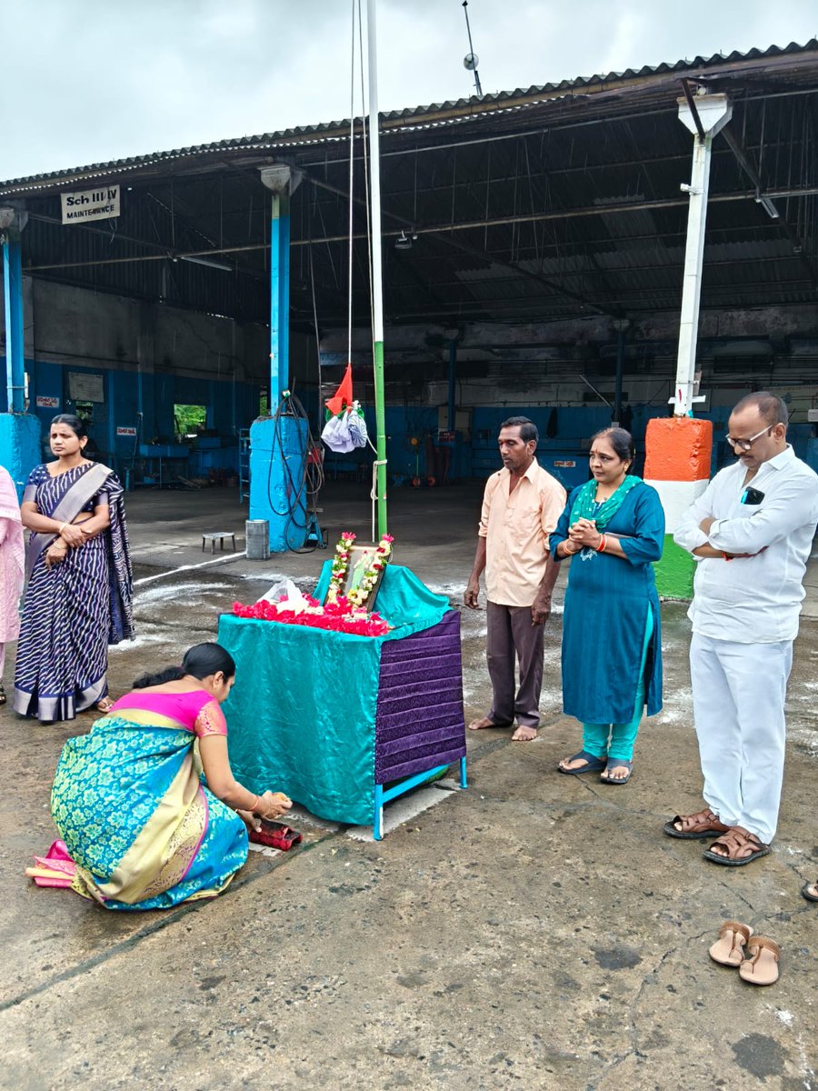 Dm_Jgtl_tgsrtc's tweet image. 🚩 Prajapalana Day Celebration at Jagtial Depot 🚩
🇮🇳 Depot Manager garu hoisted the flag.
🎉 Office staff, conductors, drivers &amp;amp; security actively participated.
🌼 Celebrating #PeopleGovernance for transparency, service, and public welfare! 👏

#PrajapalanaDay #Jagtialdepot