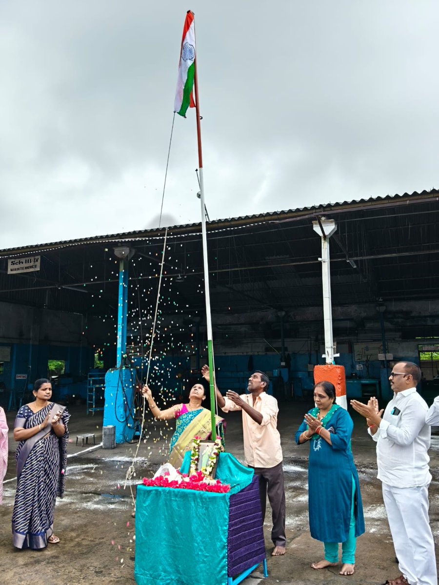 Dm_Jgtl_tgsrtc's tweet image. 🚩 Prajapalana Day Celebration at Jagtial Depot 🚩
🇮🇳 Depot Manager garu hoisted the flag.
🎉 Office staff, conductors, drivers &amp;amp; security actively participated.
🌼 Celebrating #PeopleGovernance for transparency, service, and public welfare! 👏

#PrajapalanaDay #Jagtialdepot