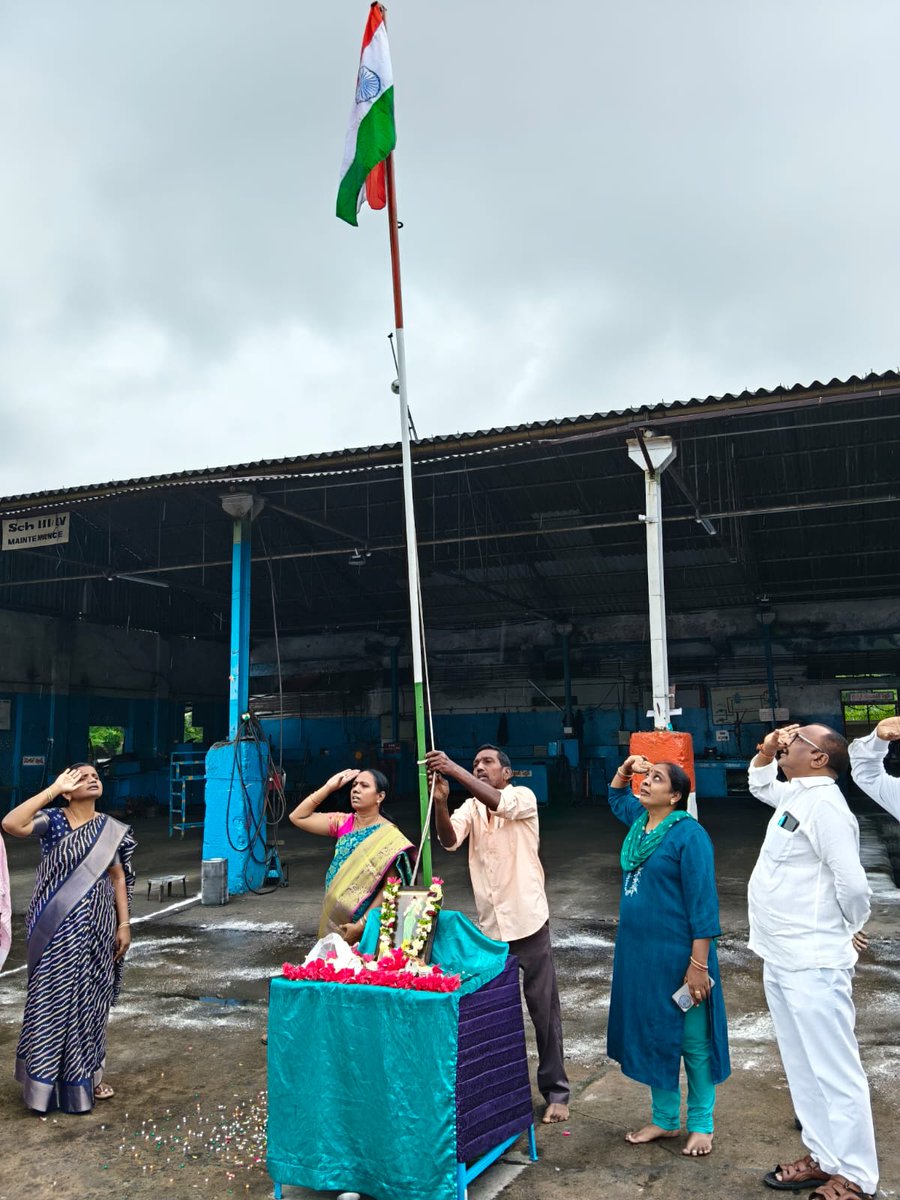 Dm_Jgtl_tgsrtc's tweet image. 🚩 Prajapalana Day Celebration at Jagtial Depot 🚩
🇮🇳 Depot Manager garu hoisted the flag.
🎉 Office staff, conductors, drivers &amp;amp; security actively participated.
🌼 Celebrating #PeopleGovernance for transparency, service, and public welfare! 👏

#PrajapalanaDay #Jagtialdepot