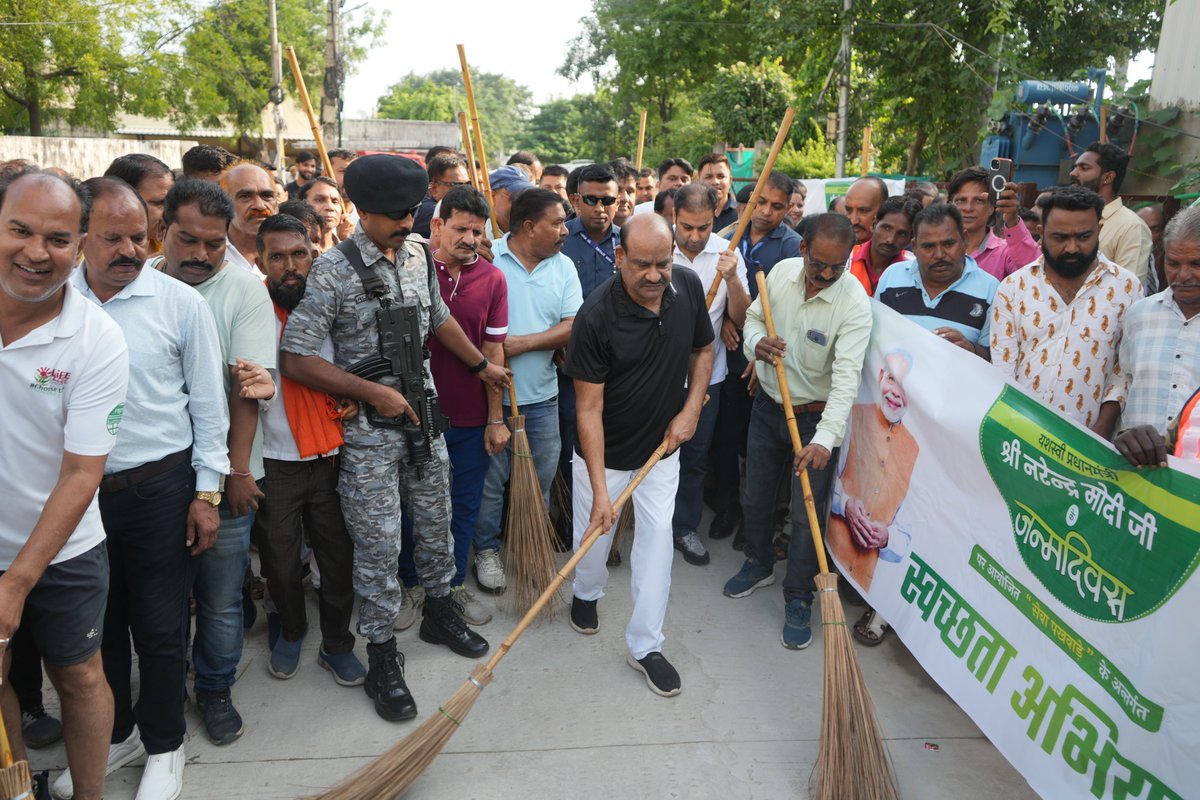 Om Birla (@ombirlakota) on Twitter photo संसदीय क्षेत्र कोटा में आज माननीय प्रधानमंत्री श्री <a href="/narendramodi/">Narendra Modi</a> जी के जन्मदिवस पर आयोजित सेवा पखवाड़े के अंतर्गत स्वच्छता अभियान में शामिल हुआ। सेवा पखवाड़े में देशभर के करोड़ों नागरिक सेवाभाव से जुड़ रहे हैं, जो प्रधानमंत्री जी के जीवन से मिली प्रेरणा का प्रतीक है। इसी क्रम संसदीय क्षेत्र कोटा में आज माननीय प्रधानमंत्री श्री <a href="/narendramodi/">Narendra Modi</a> जी के जन्मदिवस पर आयोजित सेवा पखवाड़े के अंतर्गत स्वच्छता अभियान में शामिल हुआ। सेवा पखवाड़े में देशभर के करोड़ों नागरिक सेवाभाव से जुड़ रहे हैं, जो प्रधानमंत्री जी के जीवन से मिली प्रेरणा का प्रतीक है। इसी क्रम