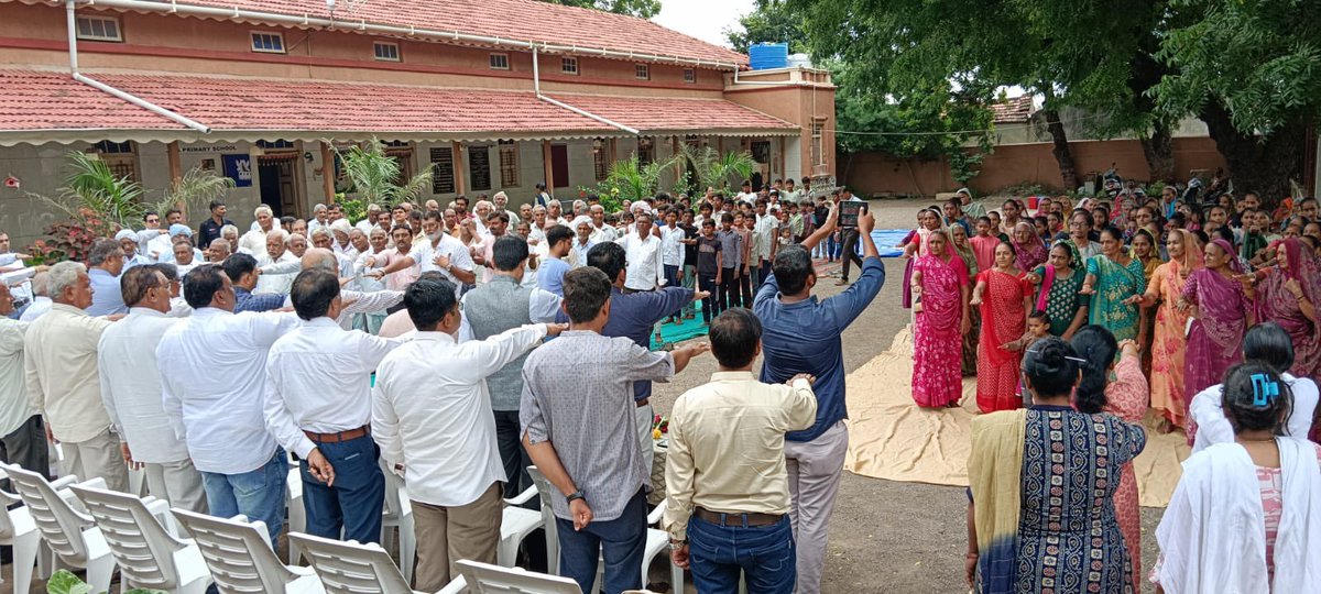 આજરોજ સ્વચ્છતા પખવાડિયાનાં શુભારંભ અંતર્ગત સાવરકુંડલાનાં જીરા ગામે સ્વચ્છતાના સંકલ્પ લઈને આગામી ૧૭/૦૯/૨૦૨૫ થી ૨/૧૦/૨૦૨૫ સુધી થનાર વિવિધ કામગીરીની લોકોને જાણકારી આપી અને લોકોને જોડાવા અપીલ કરવામાં આવી.

#SHS2025
#SwachhataHiSeva2025
#Swachhotsav 

<a href="/SwachhBharatGov/">Swachh Bharat Urban</a>
<a href="/swachhbharat/">Swachh Bharat Mission - Grameen</a>