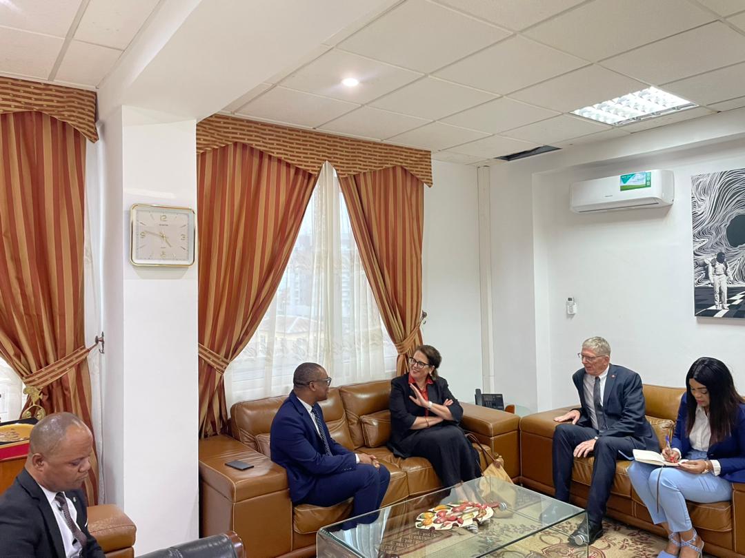 GuineaSalud's tweet photo. El Ministro de Sanidad da la bienvenida a la Embajadora de Suiza, consolidando la cooperación bilateral.
Se resaltan la colaboración con #SwissTPH en salud y formación, y el lanzamiento del consorcio internacional para erradicar el paludismo (2026-2030). #SaludGlobal https://t.co/abfEeLwiE9