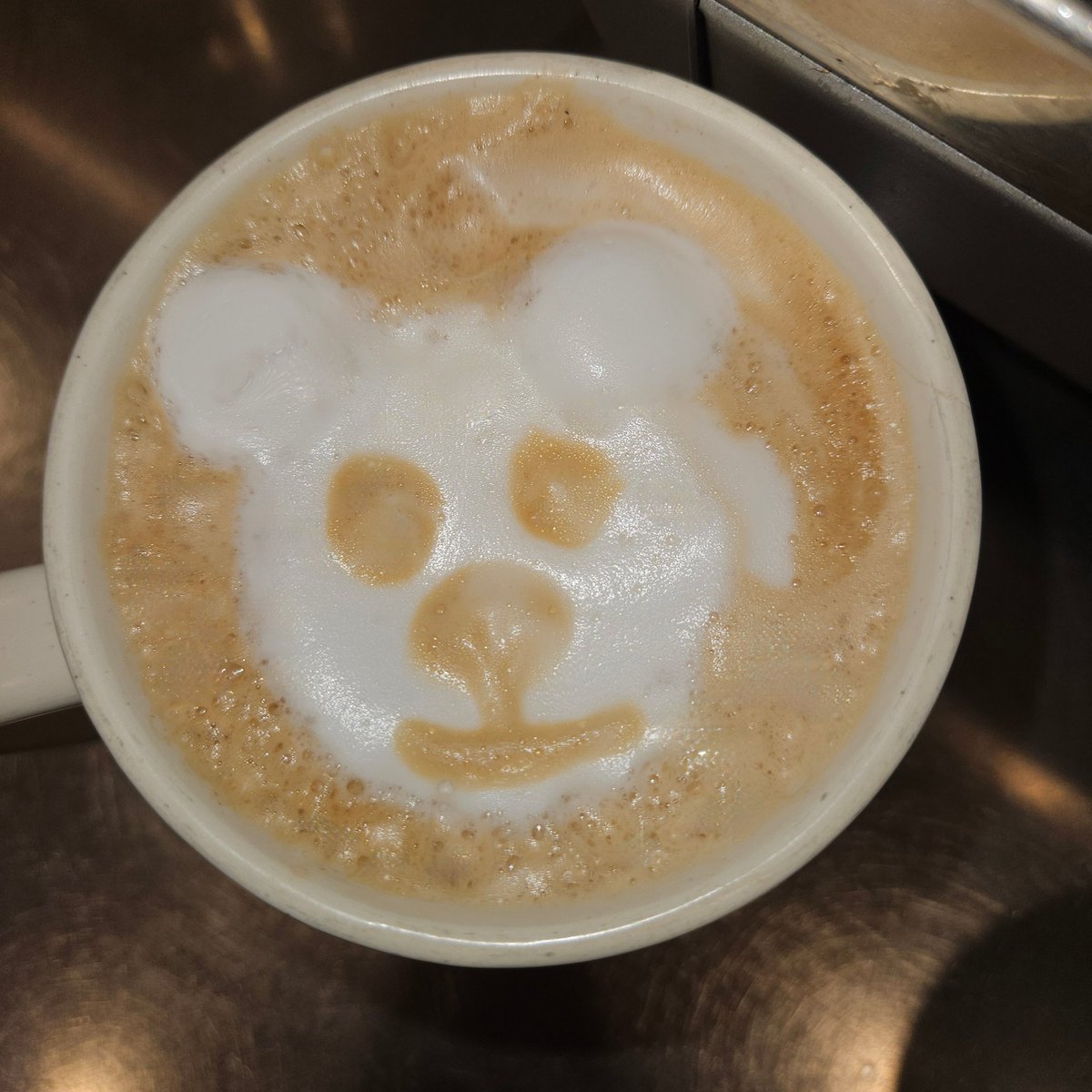 영수증에 주문언어:일본어 이렇게 돼잇길래
당연히 평소처럼 여행온 일본소녀들인줄알고 
존니 바쁜데
곰돌이막 그려서 
라떼나왓습니당~~~
햇는데

오지상 두명이
엣?
옷.. 이러고 가져감