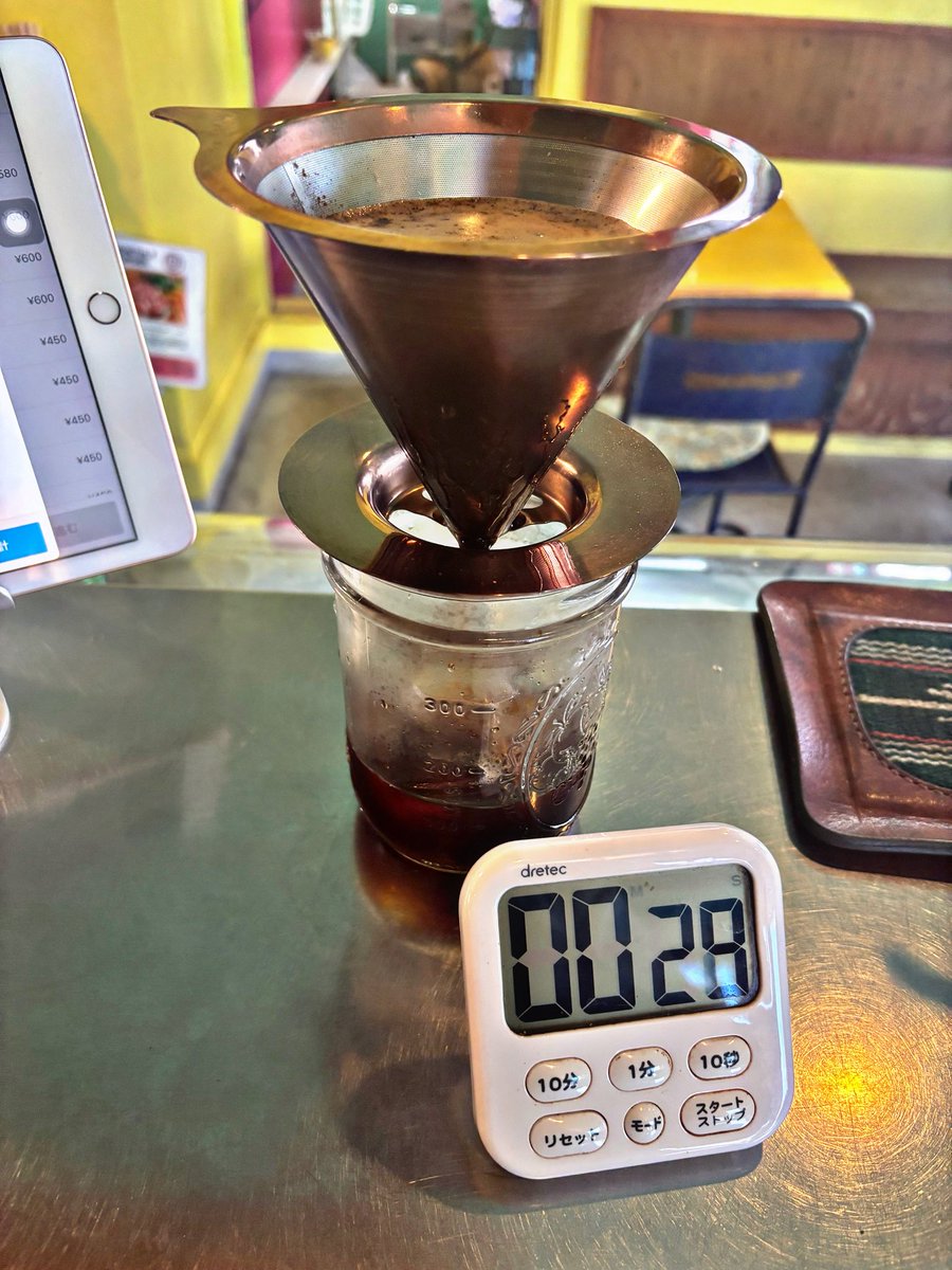 メタルドリッパーで淹れるアイスコーヒー。ペーパーで淹れるよりもシャープさが取れた丸みを帯びた味わいになる印象。水出しよりもさらにとろみのある口あたりになるので水出しとも急冷とも違う新鮮な味わいに。アイスコーヒーをメタルドリッパーで！とオーダーしていただければご用意できます🙆‍♂️