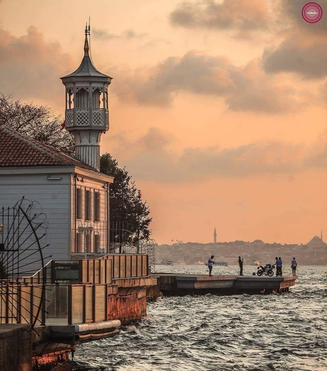 Good evening İstanbul ....🧡 

📸 : halitbilen 👏