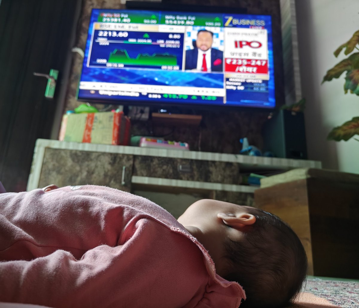 tapankabra's tweet image. #AnilSinghvi @AnilSinghvi_
@ZeeBusiness @Neha_1007
My daughter is *Your youngest fan*
Just 5 month old... Aapko dek kar bhut happy hoti hai and rote rote bhi chup ho jati hai...