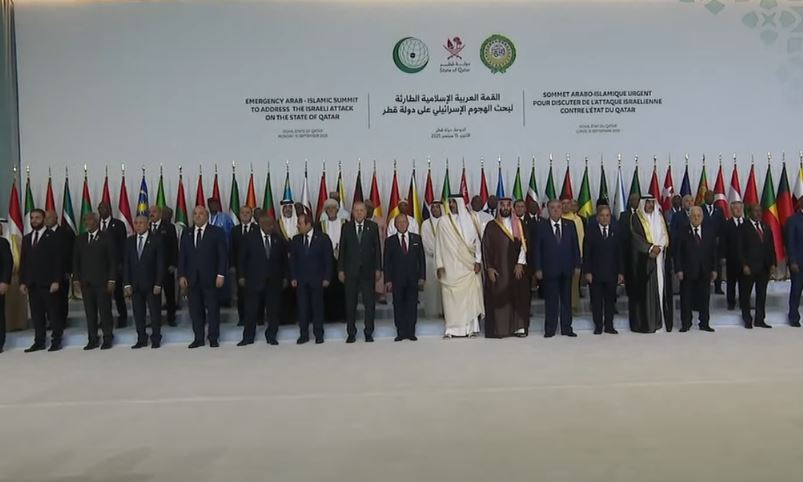 اقسم انى لو تحكمت فيكم
لجعلتكم ترفعون انقاض غزه على ظهوركم
ثم تنظفون شوارعها بأيديكم
... 
ثم ارفعكم جميعا على الخوازيق
فى نفس المكان الذى استشهد فيه السنوار
يا اقذر من انجبت امة محمد
واحقر من تولى امر المسلمين