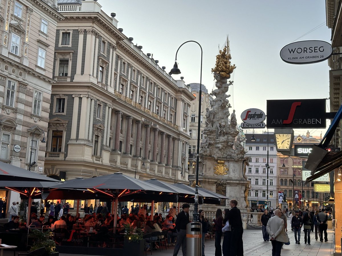 JuanViuales's tweet photo. Now in Vienna, there′s ten pretty women….. https://t.co/QYiHfOsnpz