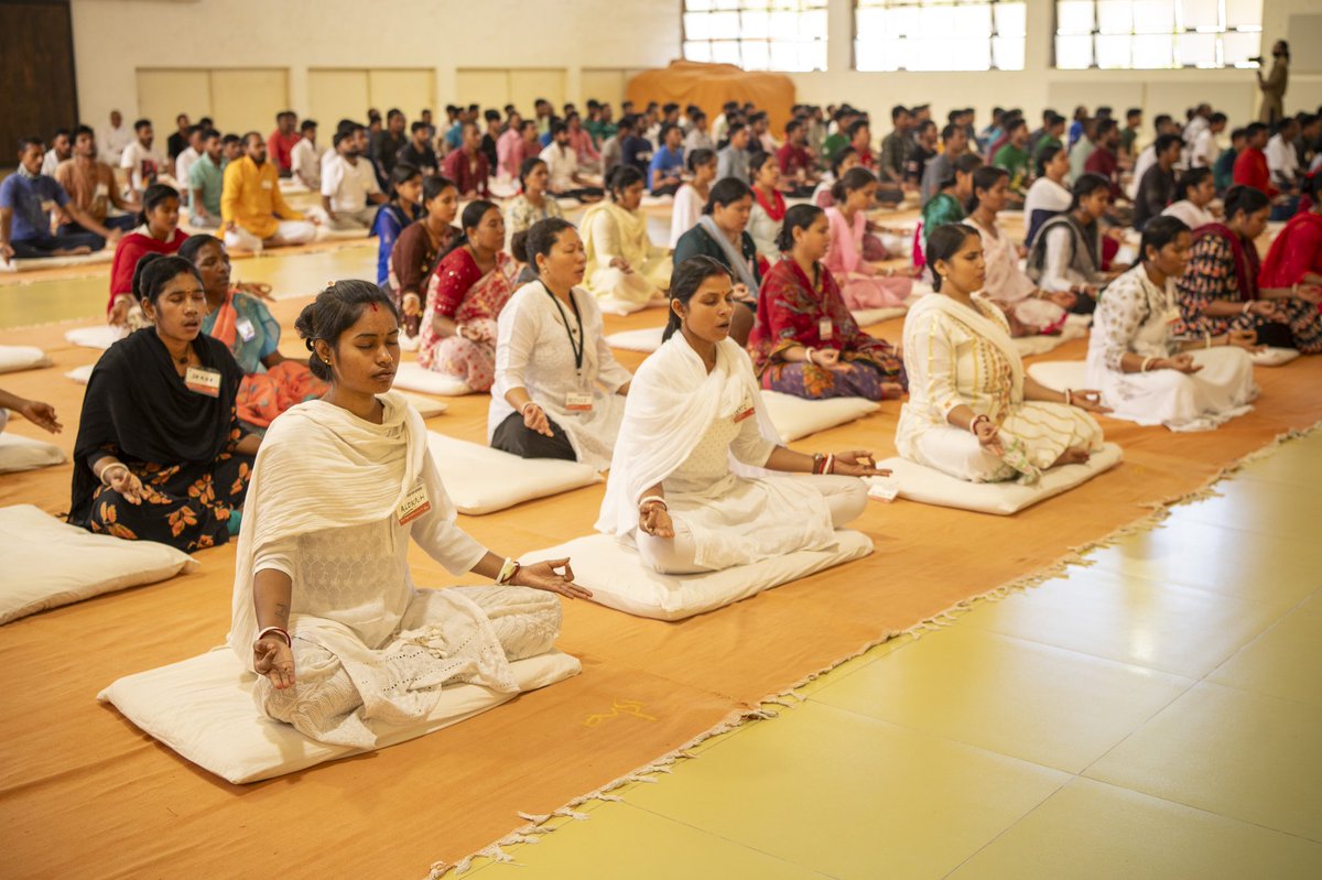 ishafoundation's tweet image. 173 members of the support staff at Isha Yoga Center went through an 8-day #InnerEngineering program offered in Bengali language. On the last day of the program, Brahmacharis and Poornangas expressed their gratitude by offering food to all the participants.