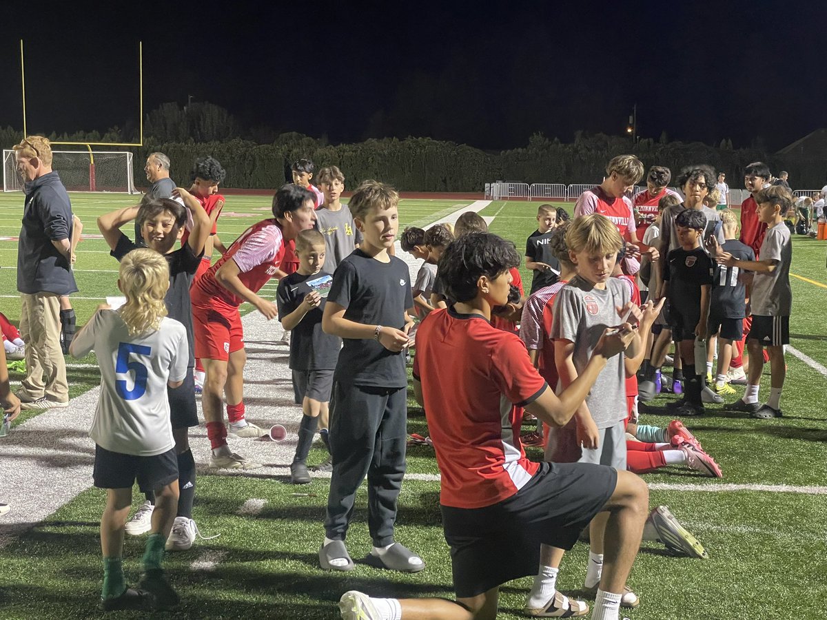 RealEcker's tweet image. The McMinnville boys soccer team tied 1-1 with West Linn tonight, but also brought smiles to youth soccer players who had the opportunity to get autographs from the players after their 1st home match of the season. A heartwarming scene ❤️

@OSAASports #opreps