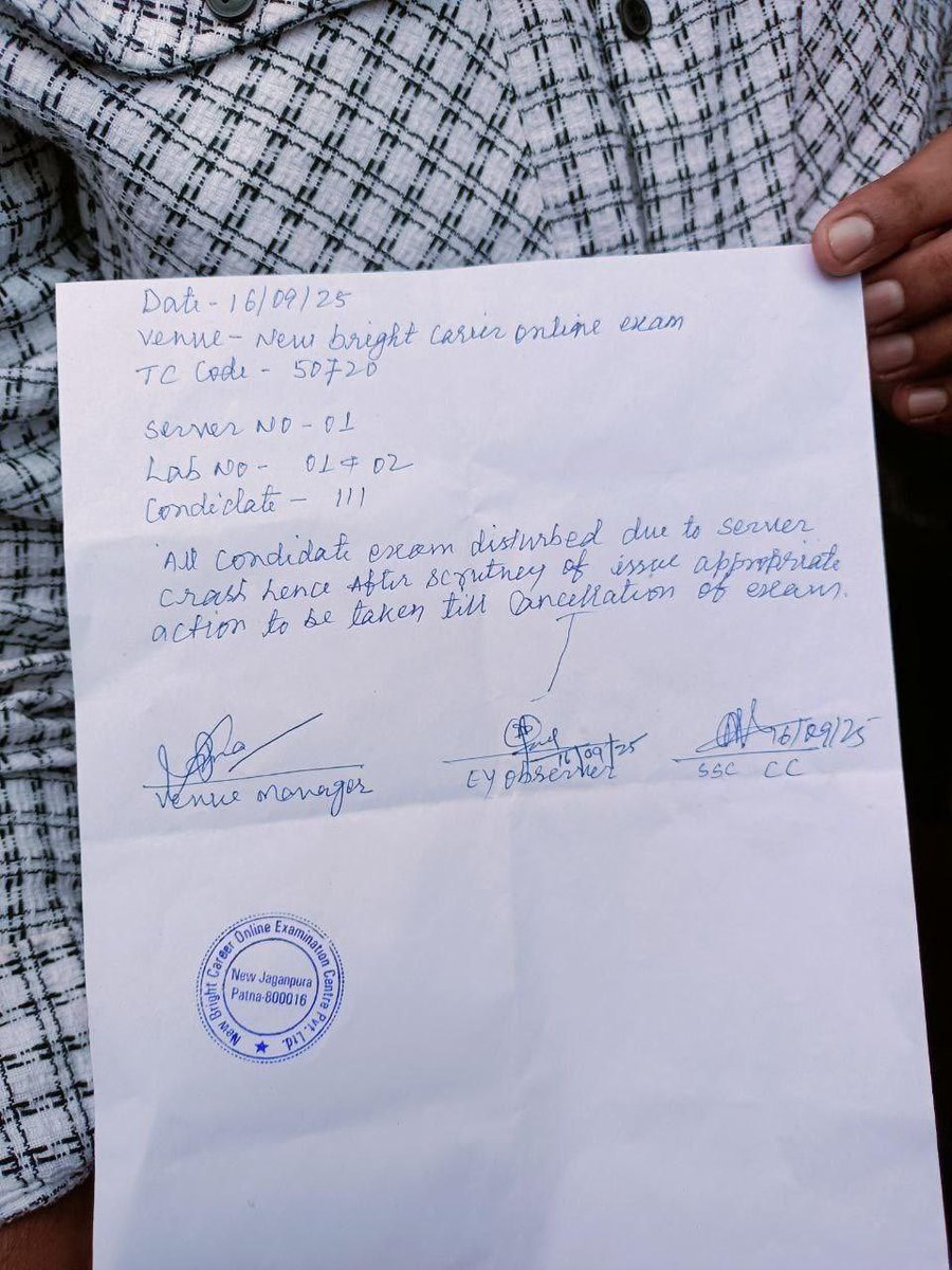 adityaranjan108's tweet image. SSC की सबसे बड़ी समस्या यही है कि खामियों को मानने के बजाय उन्हें ढकने के नए-नए तरीके निकालती है। पहले तीन दिन तक नोटिस चिपकाते रहे कि “तकनीकी दिक्कत है, एग्ज़ाम बाद में होगा”। लेकिन जब लगा कि अब बच्चे सवाल पूछेंगे और मीडिया दबाव बनाएगी, तो नया खेल शुरू कर दिया—नोटिस देना ही बंद।