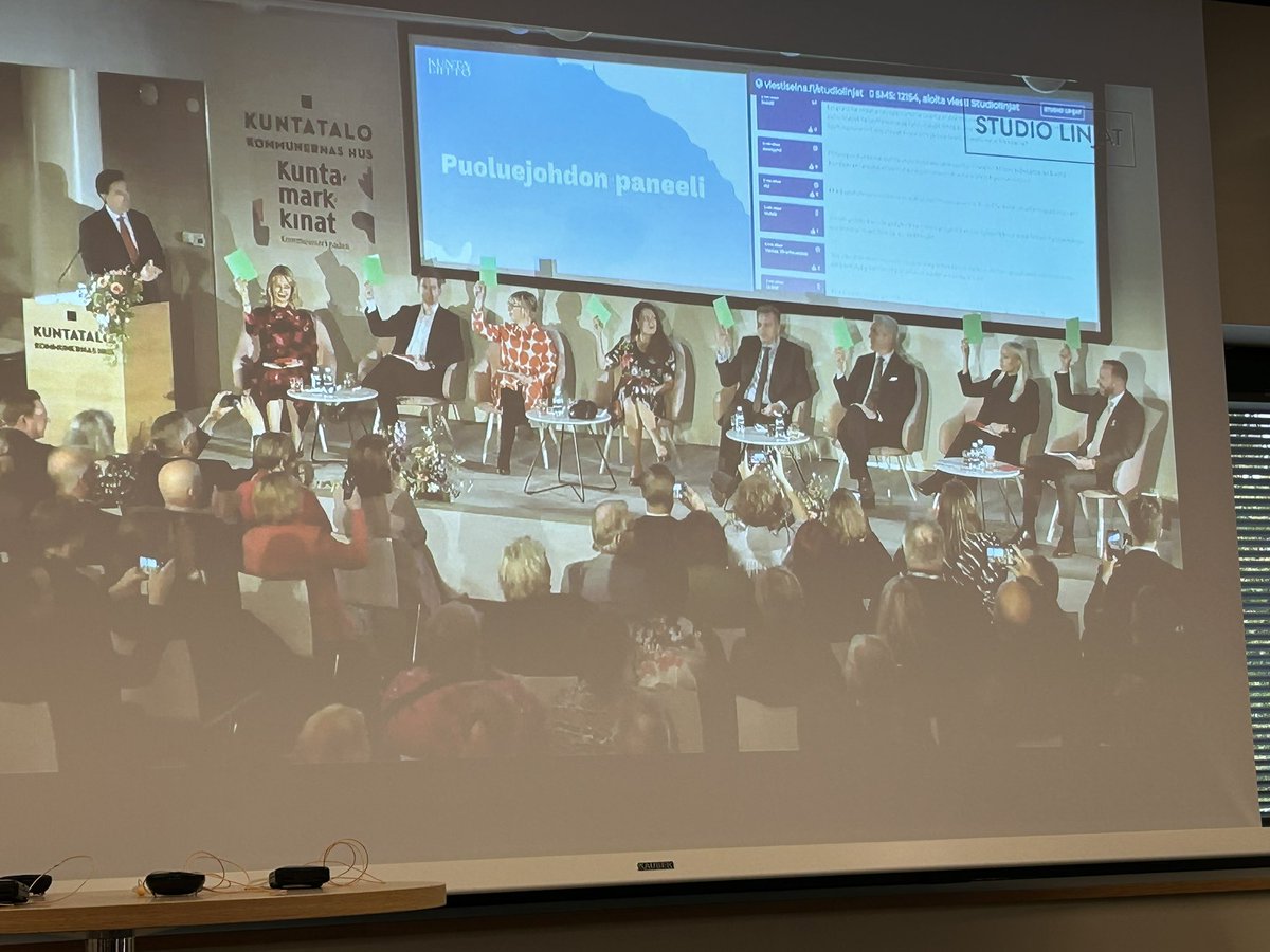 #Kuntamarkkinat käynnistyi puoluejohtajien paneeli. Heti alkuun kysymys, olisiko puolueenne mukana kuntien palvelurakenneuudistuksessa, jos sitä alettaisiin käsitellä ja valmistella parlamentaarisesti? Kaikkien puolueiden edustajat nostivat vihreän lapun. Työ siis alkakoot?