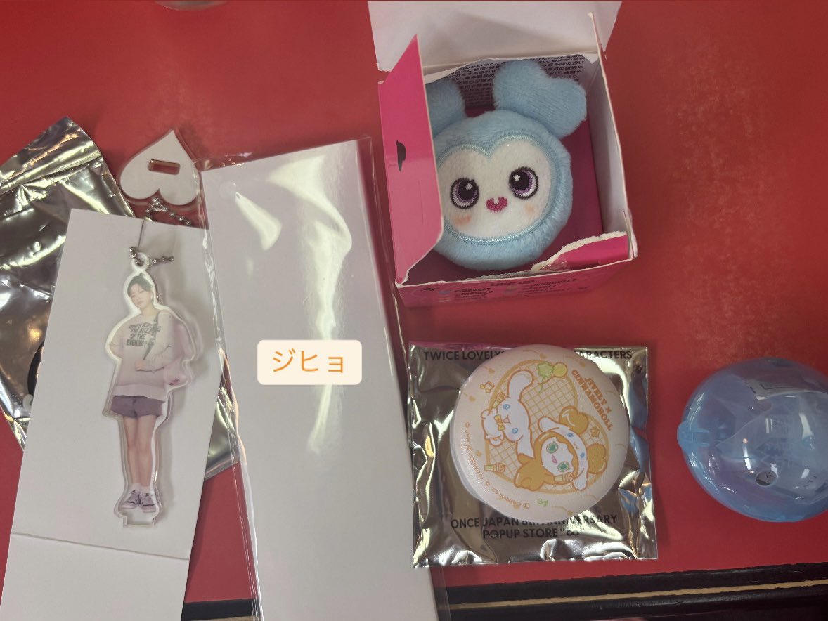 j4_go9's tweet photo. TWICE POP UP 目印アクセサリー　グッズ交換

ぬいぐるみリング
譲 ナヨン
求 サナ

アクリルキーホルダー
譲 ジョンヨン
求 モモ

うちわグリップ
譲 ジヒョ
求 サナ

目印アクセサリー
譲 ナヨン
求 サナorモモorミナ

サンリオ缶バッチ
譲 ジヒョ
求 サナ

本日東京ドーム手渡し

#TWICE交換 https://t.co/3iAbiPJelZ
