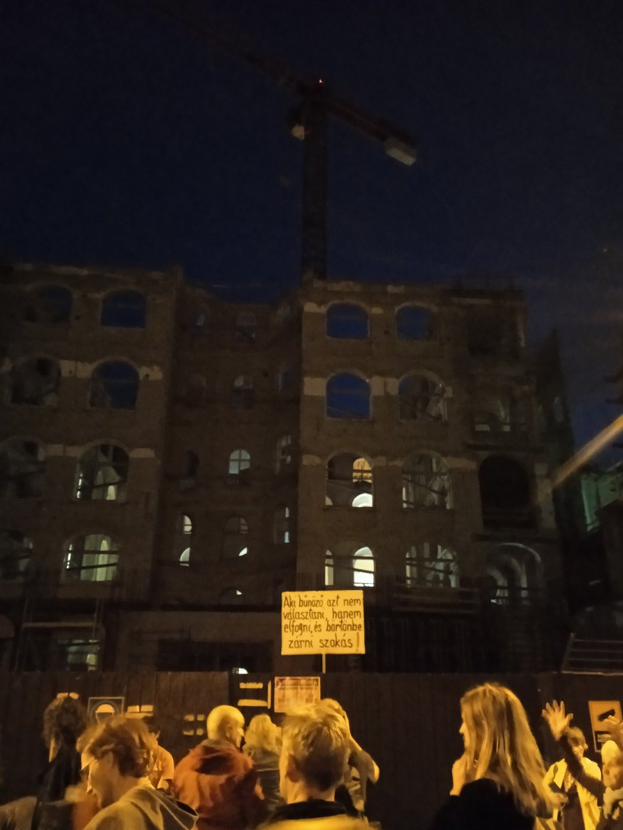 LAF_Anonymus's tweet photo. Small weekly protest yesterday in Hungary against corruption and the Orbán regime 🇭🇺
#hungaryprotest #weeklyprotests #hadhazyakos #fuckorban https://t.co/FulrenNEqH