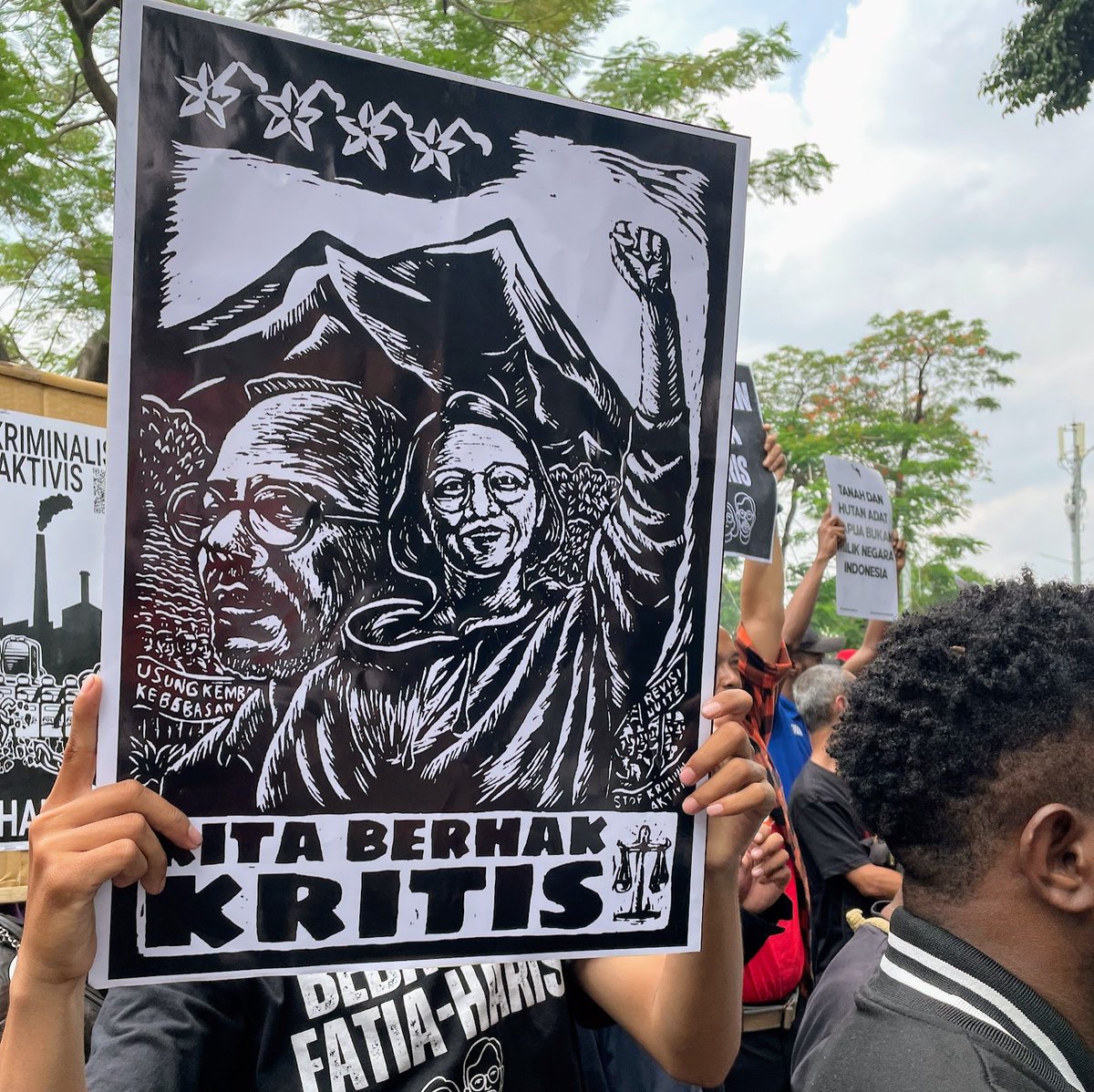 andreasharsono's tweet photo. Mohon informasi netizen. Dimana di Jakarta saya bisa melihat dan membeli poster-poster buatan Indonesia? Mungkin propaganda negara, mungkin kampanye hak asasi manusia? Periode Sukarno? Orde Baru? Ada seorang kawan perlu poster2 tsb 🙏 https://t.co/3AGi5ZoLlr