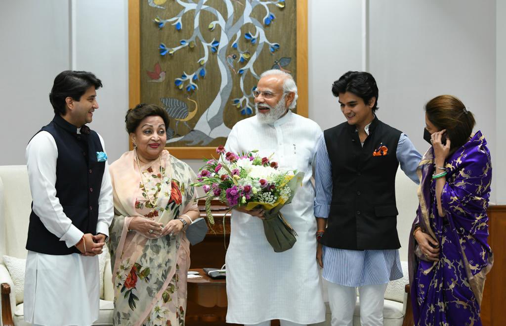 माननीय प्रधानमंत्री श्री <a href="/narendramodi/">Narendra Modi</a> जी को जन्मदिवस की हार्दिक बधाई एवं शुभकामनाएँ। प्रभु श्री राम से प्रार्थना है कि आप सदैव स्वस्थ, निरोग एवं दीर्घायु रहें एवं राष्ट्र की सेवा और हम सभी का मार्गदर्शन करते रहे । 🙏🏻