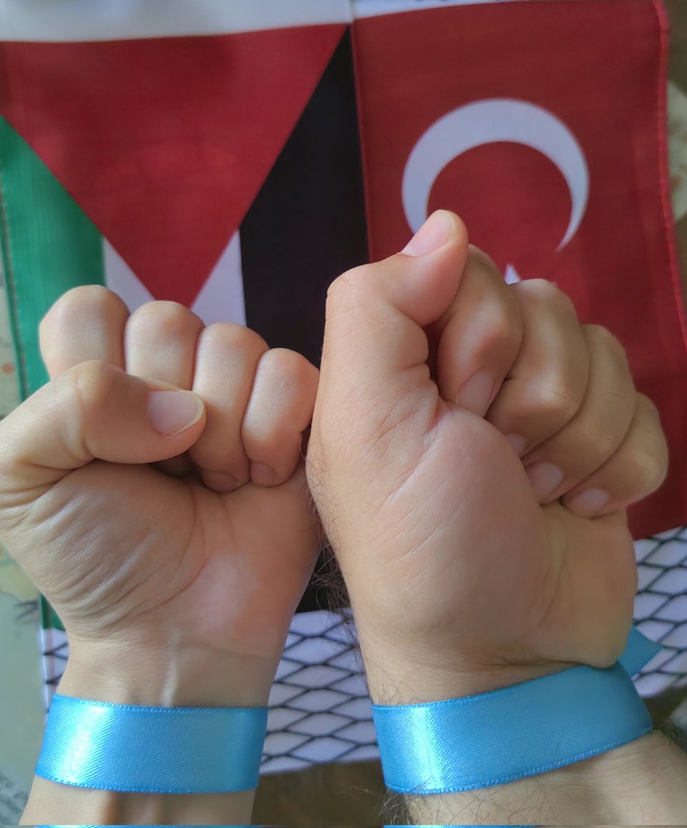 Umudun ve direnişin sembolü Mavi Kurdelemizi taktık…

Gazze’ye nefes olmak, mazlumların yanında durmak adına her mavi kurdele, özgürlüğe doğru yola çıkan filoya bir selam, Kudüs’e bir dua, Filistin’e bir destektir. 🇵🇸
#SumudFilosu