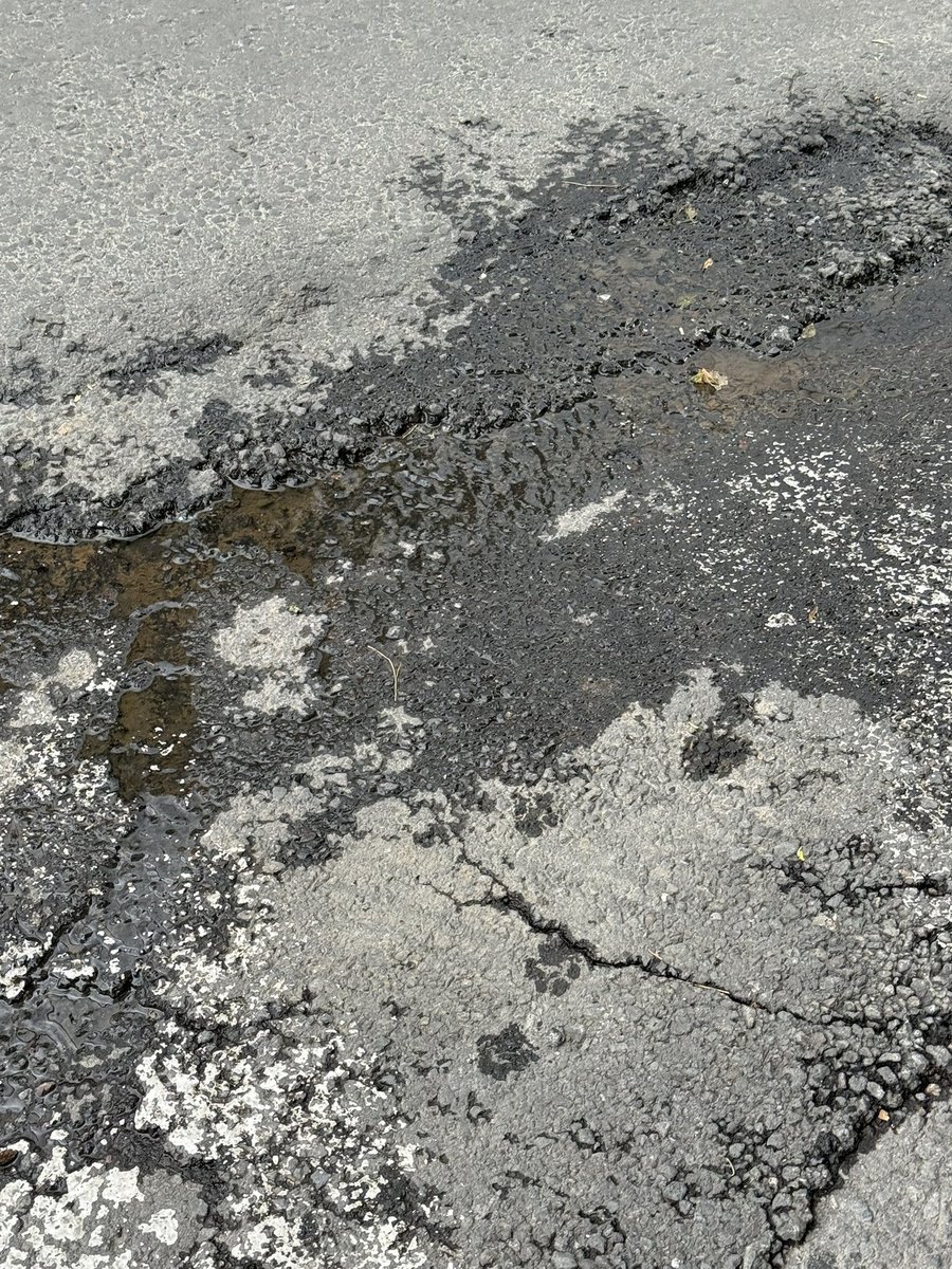 Fuga de agua en Aljibe 95 y 114-A, Pueblo Santa Ursula Xitla, <a href="/TlalpanAl/">Alcaldía Tlalpan</a> <a href="/UCS_GCDMX/">Unidad de Contacto del Secretario SSC CDMX</a> <a href="/SEGIAGUA/">Secretaría de Gestión Integral del Agua</a>