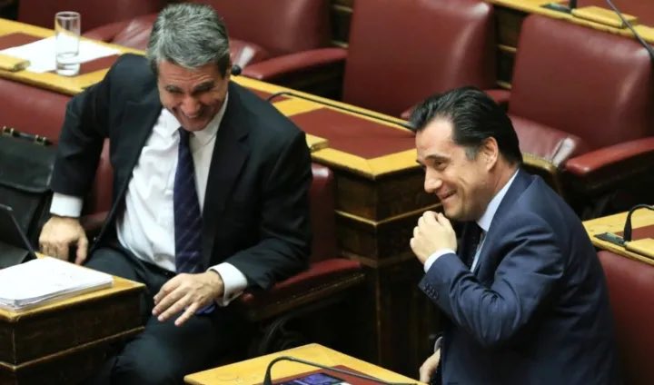 -Του λέω είσαι υπάλληλος των καρτέλ και με πήρε στη ΝΔ.
-Εγώ τον είπα ανικανο,λαϊκιστή,βαθύπλουτο γόνο,είπα τη ΝΔ κόμμα κλεφτών και με έκανε υπουργό και αντιπρόεδρο.